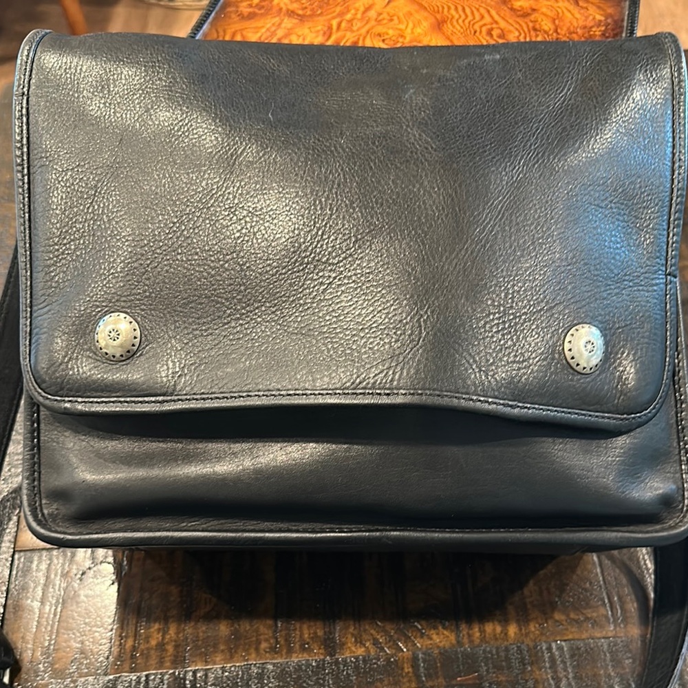 Sleek Black Leather Shoulder Bag - Picture 3 of 6